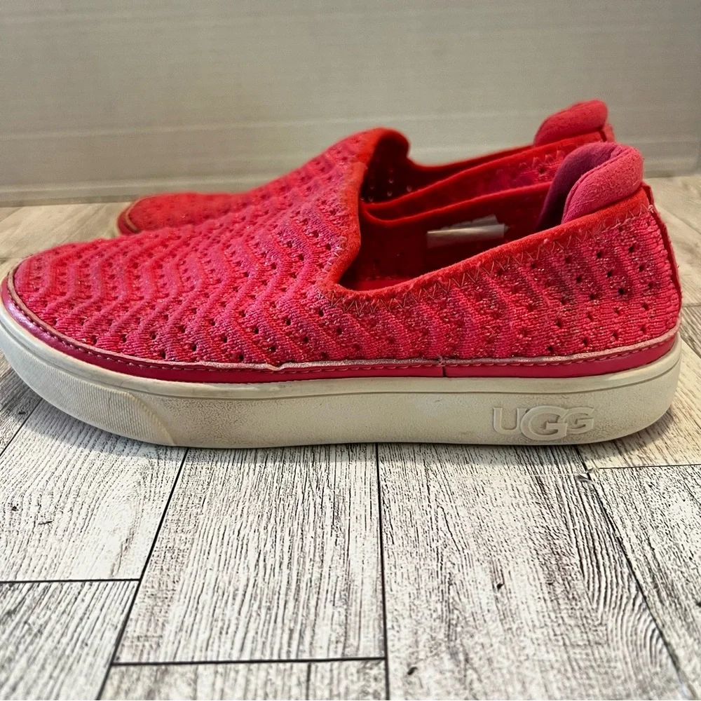 UGG Caplan Slip-on Shoes Girls Size 1 Chevron Metallic Pink Knit Mesh